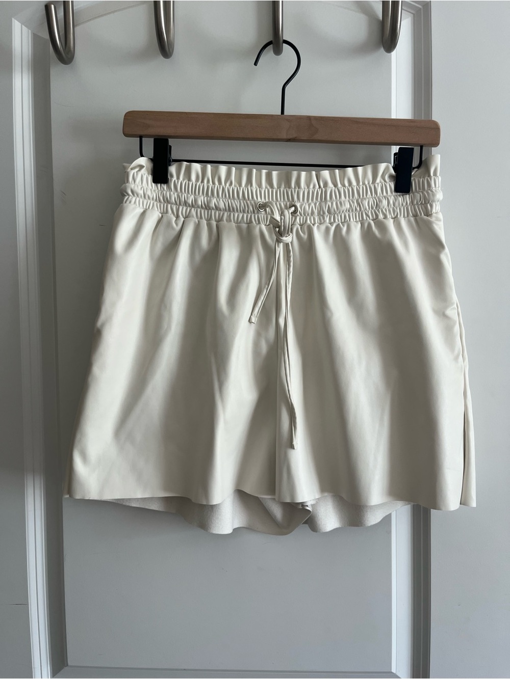 Kendal Lane Faux Leather Cream White Shorts sz S
